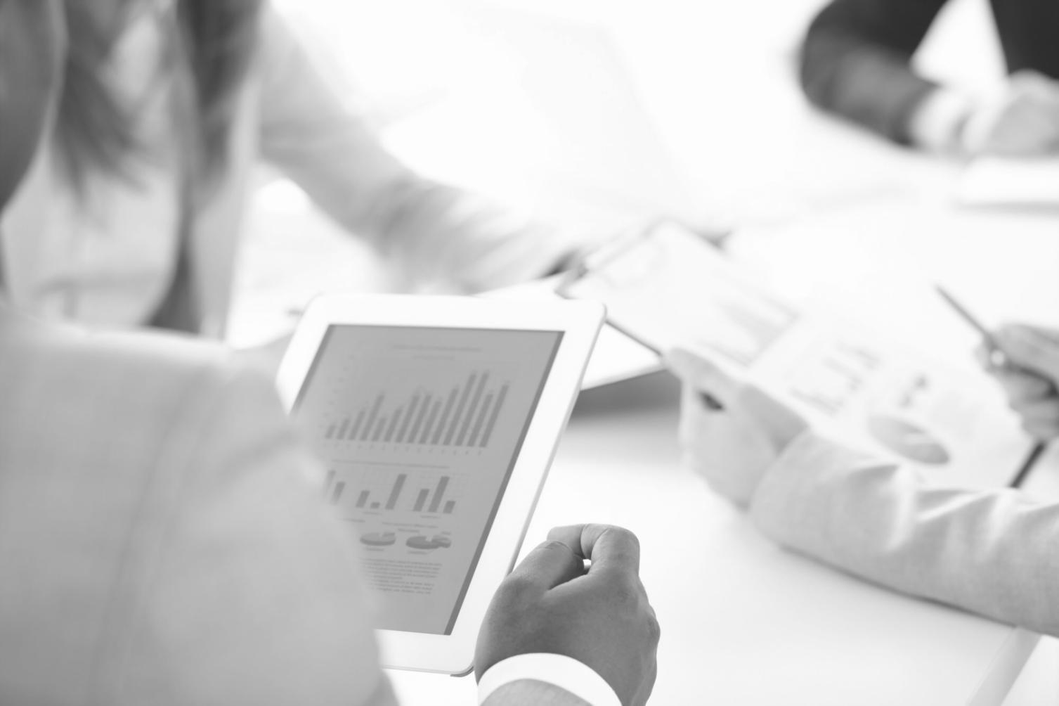 Finanzanalysten bei der Arbeit mit Bewertungsmodellen